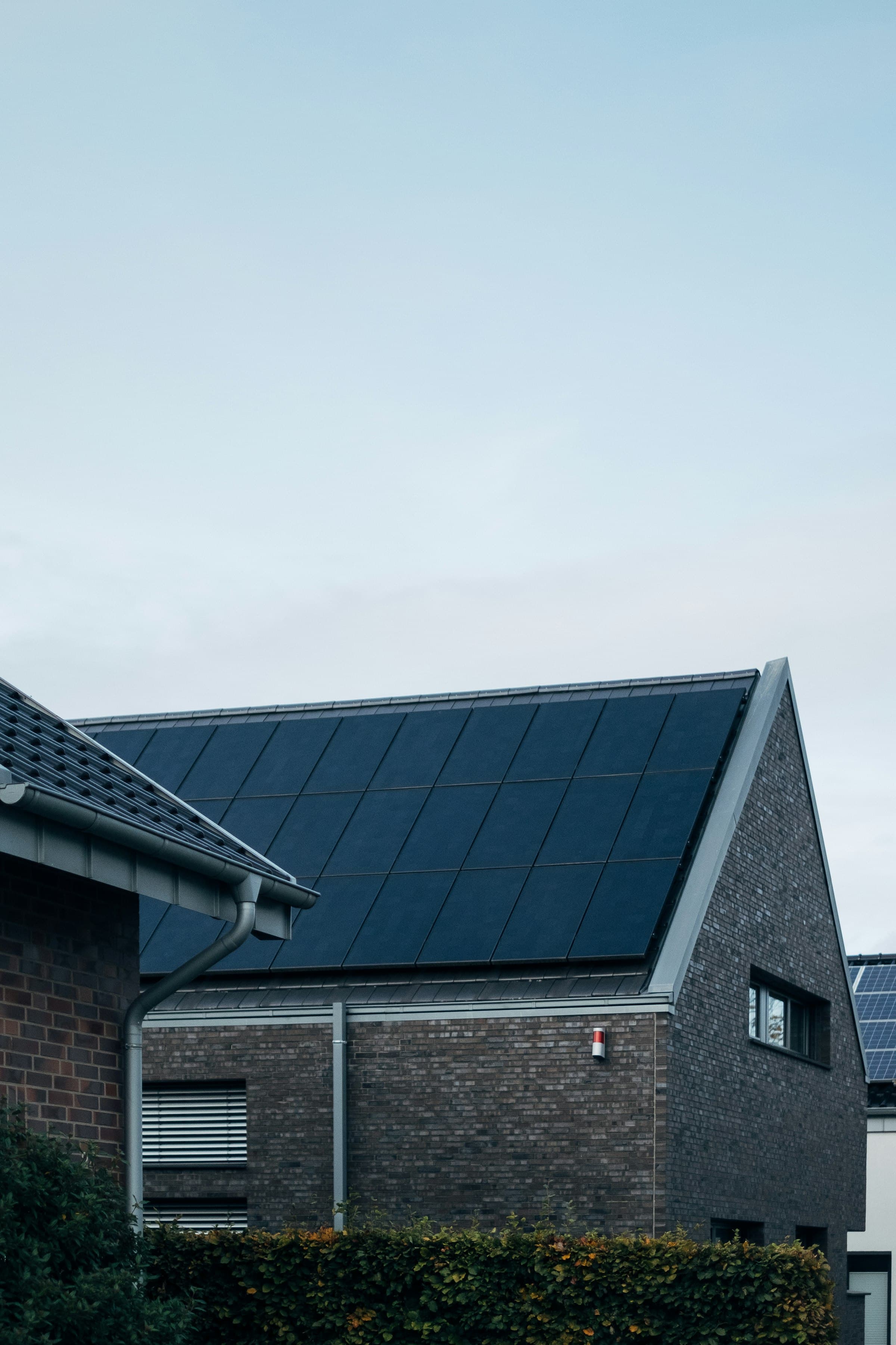 Abitazione con tetto interamente rivestito di pannelli fotovoltaici