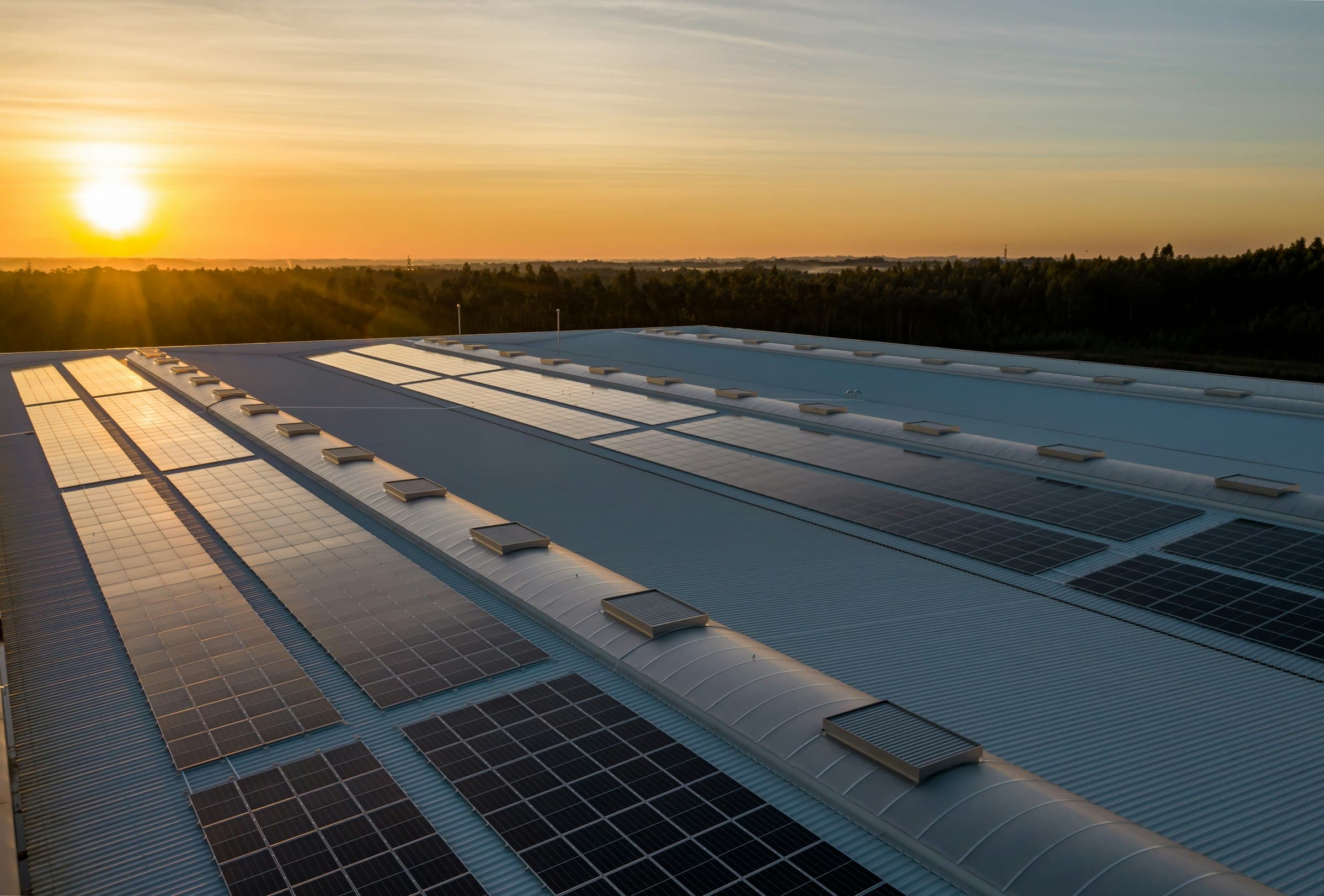 Pannelli fotovoltaici su un tetto al tramonto