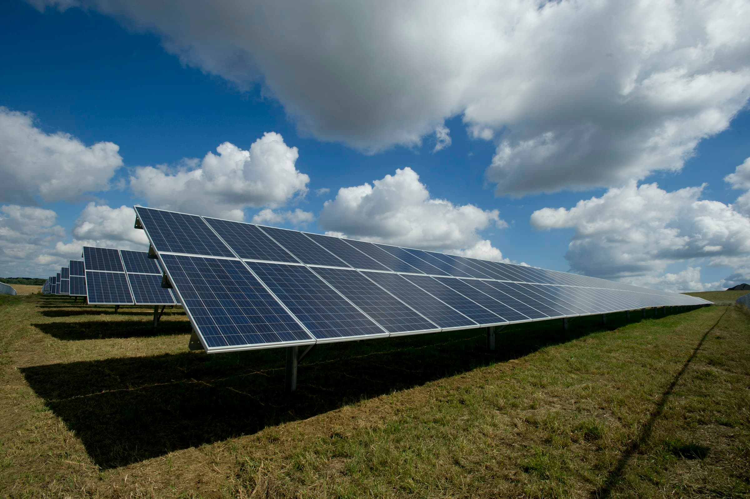 Impianto fotovoltaico di grandi dimensioni in campo aperto
