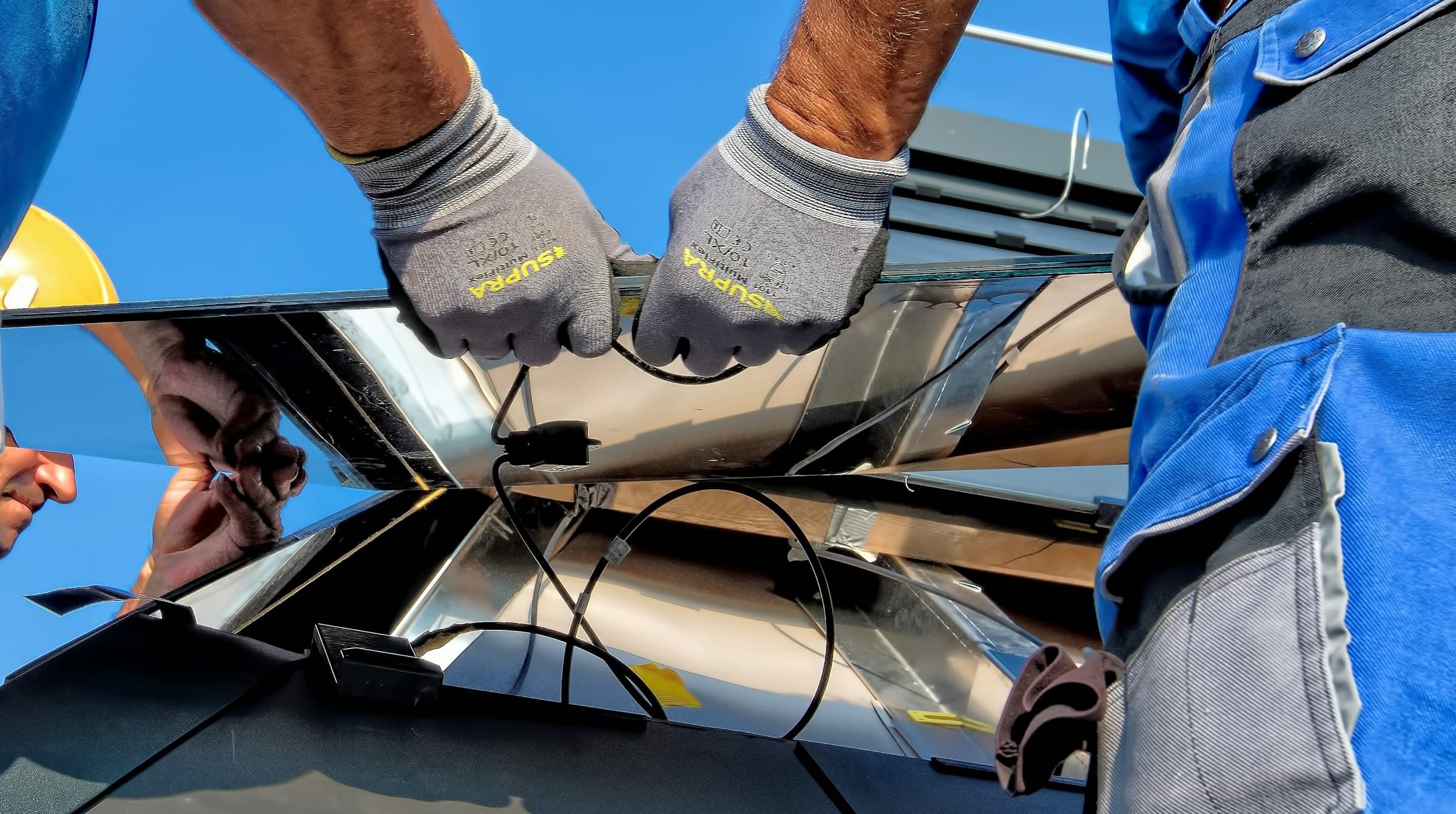 Tecnici al lavoro durante l'installazione di un pannello fotovoltaico
